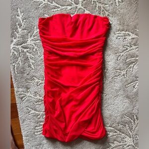 🔥 Red Strapless Ruched Bodycon Mini Dress – Forever 21 – Size Medium
